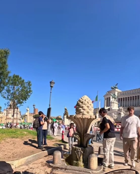 Rome Free Tour - Pine Cone Rome Story