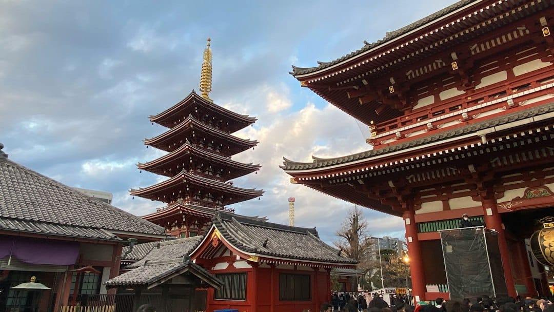 Pagoda del Sensō-ji ad Asakusa, Tokyo, fotografata nella luce del giorno