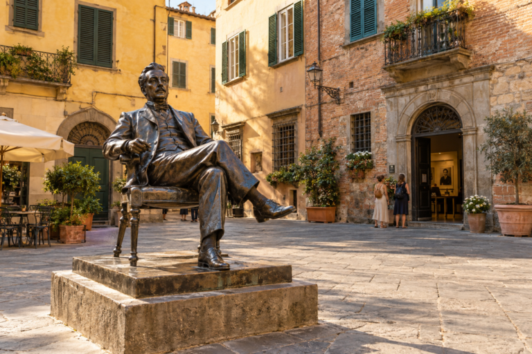 Estatua de Giacomo Puccini en Piazza Cittadella de Lucca, junto a su casa natal