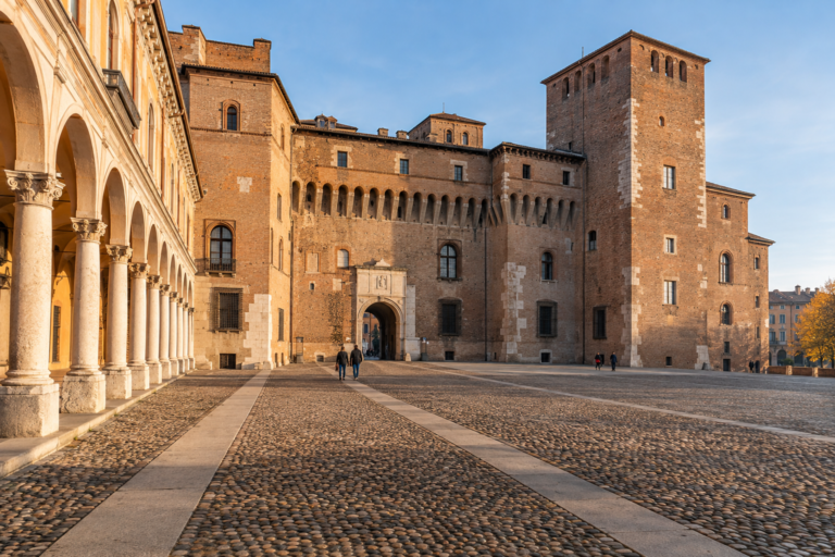 Palazzo Ducale e Castello di San Giorgio a Mantova nella calda luce del mattino