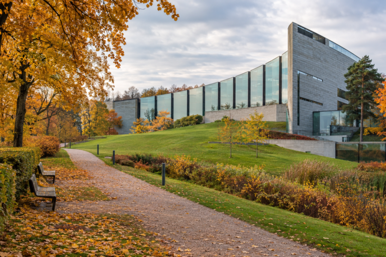Museo de Arte Kumu y sendero otoñal en el parque Kadriorg, Tallin
