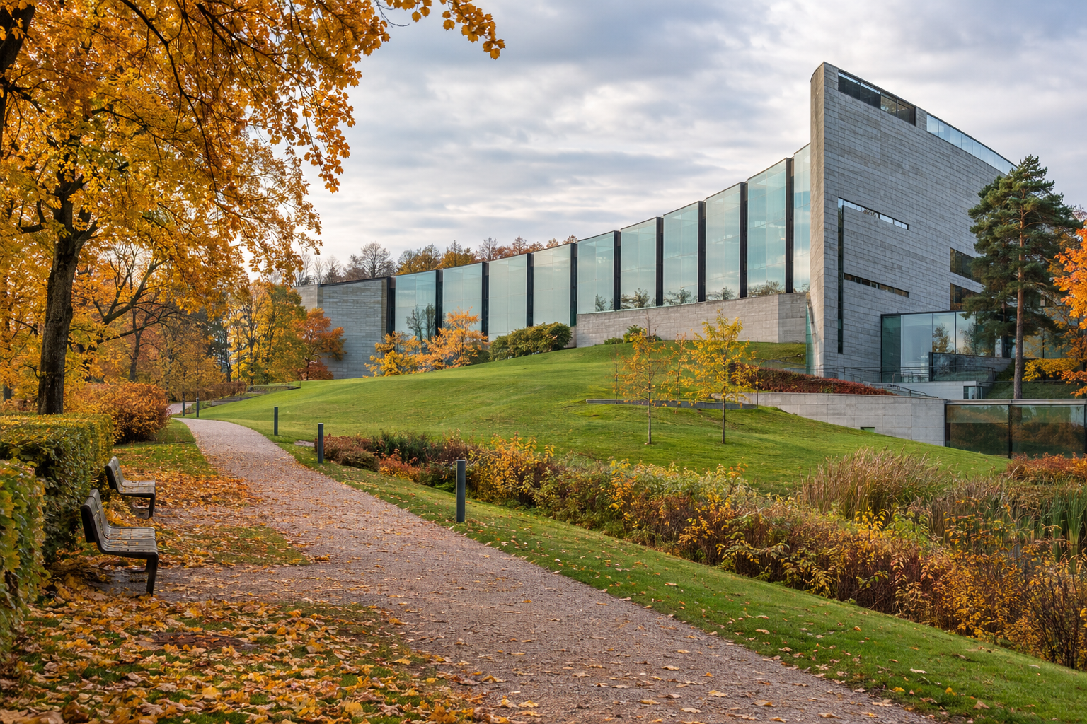 Museo de Arte Kumu y sendero otoñal en el parque Kadriorg, Tallin